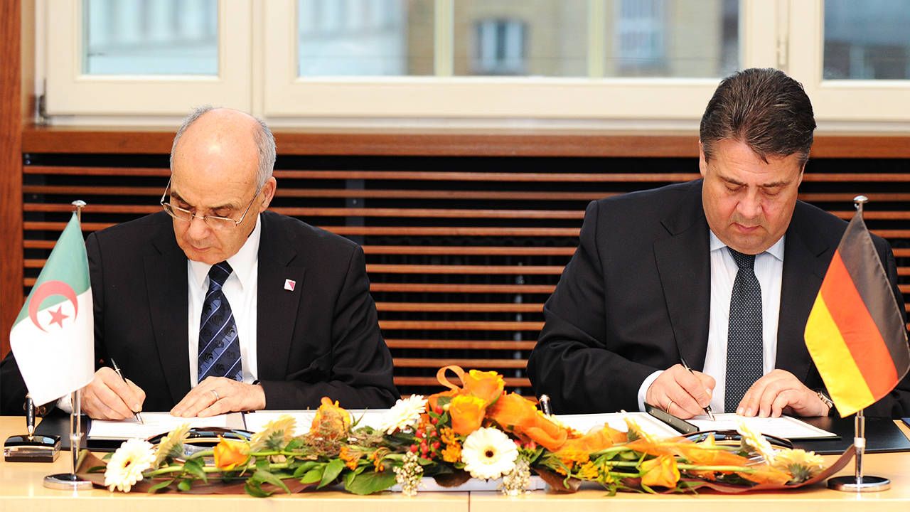 Former energy ministers Youcef Yousfi (Algeria) and Sigmar Gabriel (Germany), signing the joint declaration of intent. 